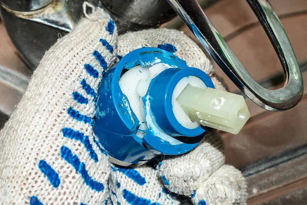 Hoofdloodgieter Heeft Een Kapotte Kraan Cartridge Water Kraan Cartridge Sanitair — Stockfoto