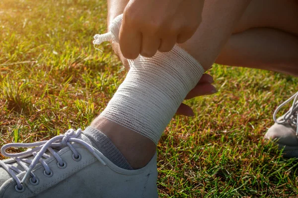 Girl Injured Tendons Her Leg Outdoor Jogging Self Bandaging Running — Stock Photo, Image