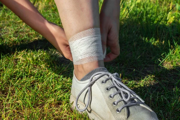 Ankle Sprain Woman Bandages Her Leg While Walking Summer Nature — Stock Photo, Image