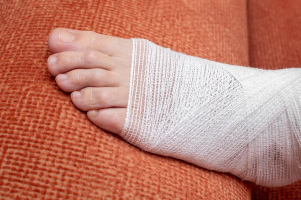 Bandaged Female Leg Lower Leg Gauze Bandage Proper Self Help — Stock Photo, Image
