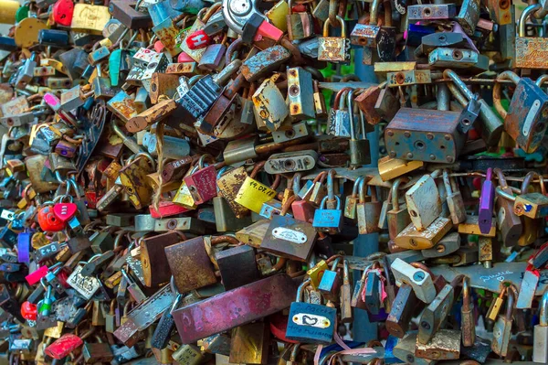 Odessa, Ukraine - July 2019. The wall of castles, which symbolize eternal love, where people cling to the castle as a sign of love. —  Fotos de Stock