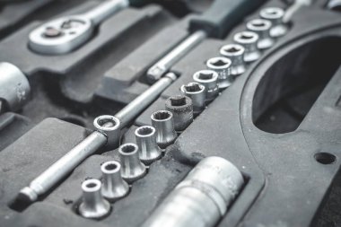 Mekanik alet çantası, alet takımı: İngiliz anahtarı, tornavida, anahtar seti, ve parçalar, cırcırböceği. Seçici odak