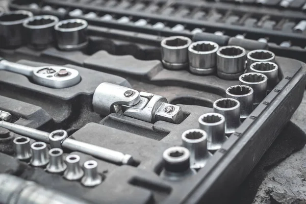 Çelik inşaat aletleriyle dolu bavul, garajda alet çantası. Arabanın bakımı. Seçici odak