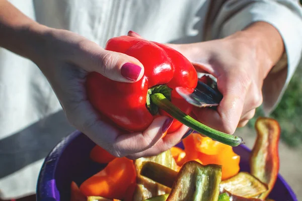 Womans tangan memotong paprika merah matang. Memotong Bell Pepper di luar ruangan. Memasak salad sayuran segar — Stok Foto