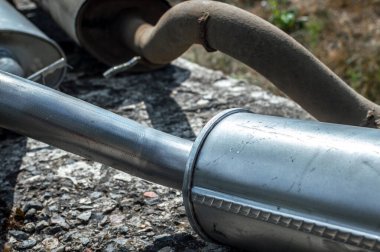 Arabaların egzoz boruları sökülmüş. Eski arabaların sökülmesi, eski arabaların yedek parçaları. Seçici odak.