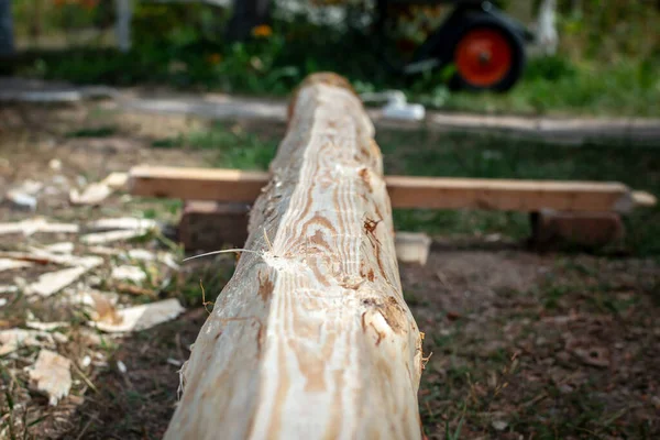 Nşaatta Kullanmak Için Kabuksuz Kütük Kütüklerin Işlenmesi Ağaç Kabuğunun Temizlenmesi — Stok fotoğraf