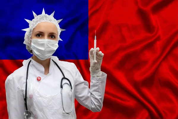 Una Joven Doctora Uniforme Médico Fondo Bandera Nacional Taiwán Sostiene — Foto de Stock