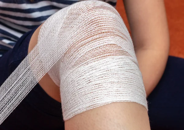 Uma Jovem Enfaixou Uma Ligadura Joelho Lesionado Auto Ajuda Caso — Fotografia de Stock