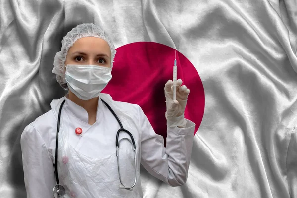 Una Joven Doctora Uniforme Médico Fondo Bandera Nacional Japón Sostiene — Foto de Stock