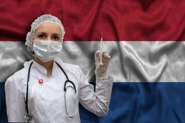 Ung Kvinna Läkare Medicinsk Uniform Bakgrunden Den Nationella Flaggan Nederländerna — Stockfoto