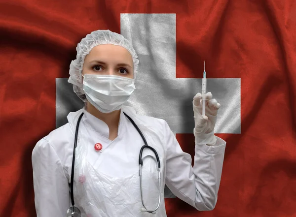 Una Joven Doctora Uniforme Médico Fondo Bandera Nacional Suiza Sostiene — Foto de Stock