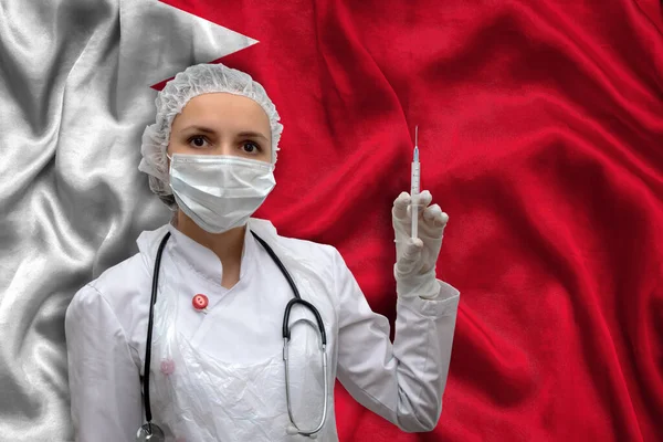 Una Joven Doctora Uniforme Médico Fondo Bandera Nacional Bahréin Sostiene — Foto de Stock