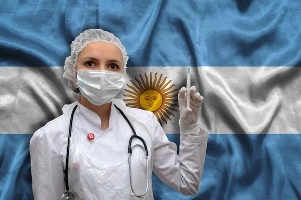 Jovem Médica Uniforme Médico Fundo Bandeira Nacional Argentina Está Segurando — Fotografia de Stock