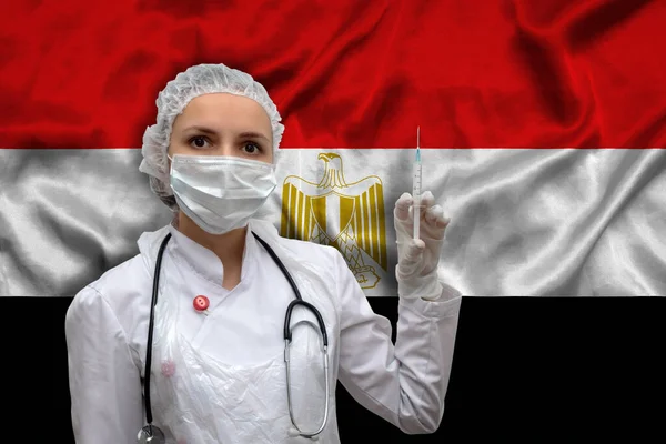 Una Joven Doctora Uniforme Médico Fondo Bandera Nacional Egipto Sostiene —  Fotos de Stock