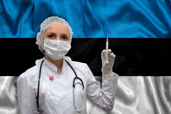 Una Joven Doctora Uniforme Médico Fondo Bandera Nacional Estonia Sostiene — Foto de Stock