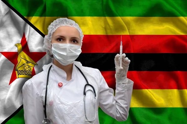 Jovem Doutora Uniforme Médico Fundo Bandeira Nacional Zimbabué Está Segurando — Fotografia de Stock