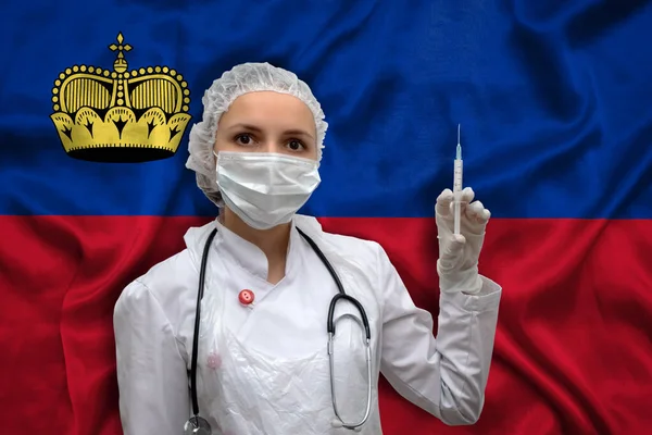 Una Joven Doctora Uniforme Médico Fondo Bandera Nacional Liechtenstein Sostiene — Foto de Stock