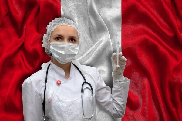 Una Joven Doctora Uniforme Médico Fondo Bandera Nacional Perú Sostiene — Foto de Stock