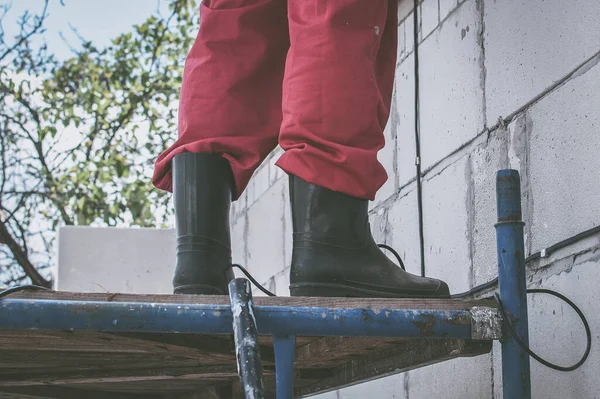 Die Beine Eines Bauarbeiters Gummistiefeln Stehen Auf Dem Gerüst Bauarbeiten — Stockfoto