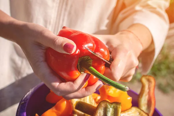 Tangan Wanita Memotong Paprika Merah Matang Memotong Bell Pepper Luar — Stok Foto