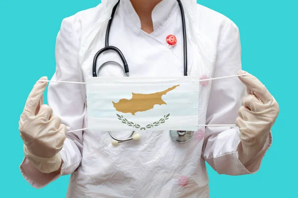 Epidemia Chipre Joven Doctora Traje Abrigo Médico Guantes Sostiene Una — Foto de Stock