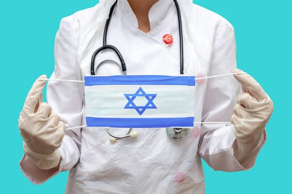 Епідемія Ізраїлі Лікар Медичному Пальто Рукавичках Тримає Медичну Маску Зображенням — стокове фото