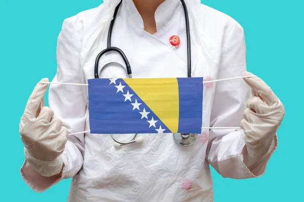 Epidemia Bosnia Herzegovina Joven Doctora Traje Abrigo Médico Guantes Sostiene — Foto de Stock