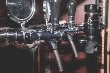 Pub 'da bira fıçıları var. Bir barın yan çekimi, bar kurulumu ve fıçı bira pompası..