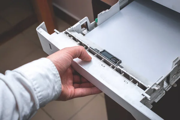 Travailler Avec Une Imprimante Bureau Main Mâle Ferme Plateau Papier Photos De Stock Libres De Droits