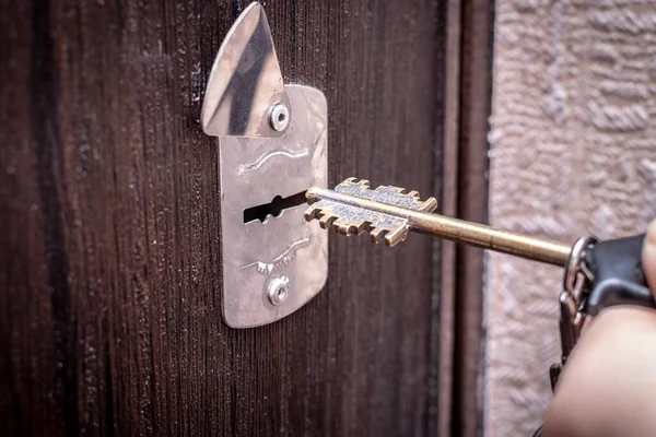 Deur Vergrendelen Openen Met Sleutel Hand Zijaanzicht — Stockfoto