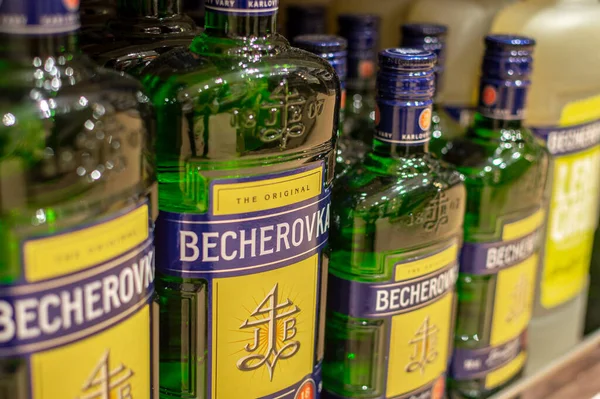 Gomel, Belarus 10.30.20: botol minuman Becherovka di supermarket di konter. Satu liter dan setengah liter botol Stok Lukisan  