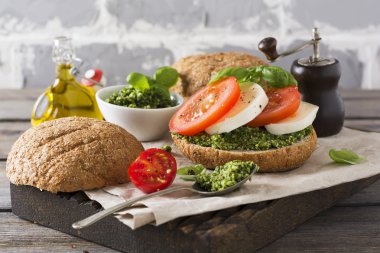 Bruschetta domates, mozzarella ve fesleğen eski ahşap masa üzerinde. Seçici odak.