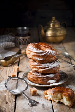 Lor ile muhallebi pasta krem ve pudra şekeri koyu ahşap arka plan üzerinde. Seçici odak.