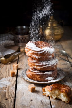 Lor ile muhallebi pasta krem ve pudra şekeri koyu ahşap arka plan üzerinde. Seçici odak.