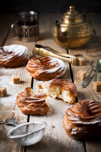 Puding torta, túrós krém és por cukorral, sötét fából készült háttér előtt. Szelektív összpontosít. — Stock Fotó