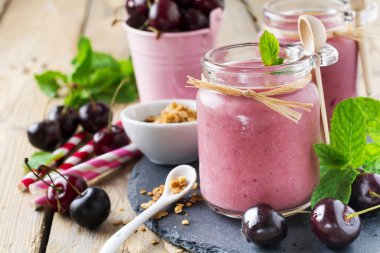 Granola ve çilek kiraz sağlıklı güler yüzlü. Seçici odak.