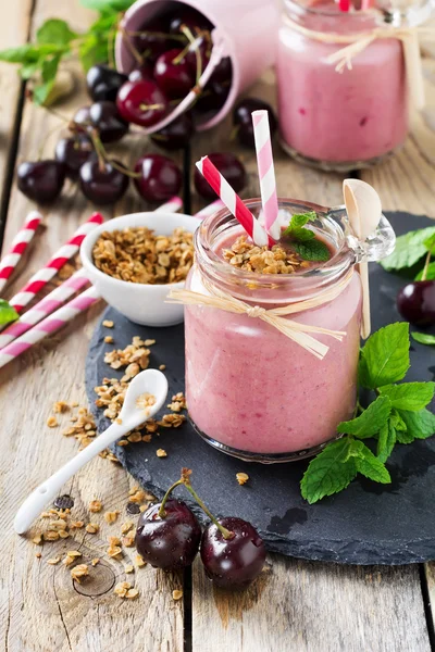 Granola ve çilek kiraz sağlıklı güler yüzlü. Seçici odak.
