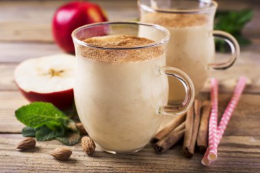 Elma muz tarçın Smoothie cam. Seçici odak.