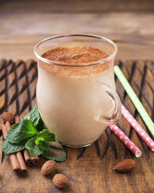 Elma muz tarçın Smoothie cam. Seçici odak.