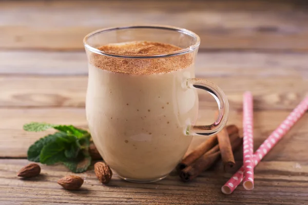 Äpple banan kanel Smoothie i glas. Selektiv inriktning. — Stockfoto