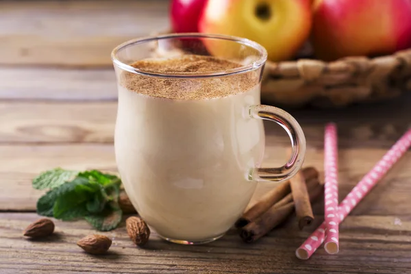 Elma muz tarçın Smoothie cam. Seçici odak.