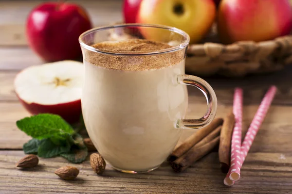 Batido de canela de plátano de manzana en vidrio. Enfoque selectivo . — Foto de Stock