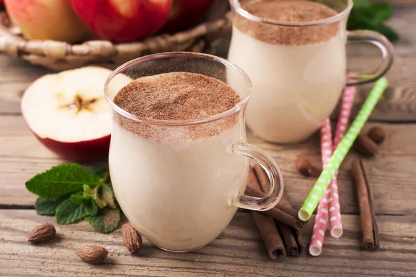 Apple Banana Cinnamon Smoothie in glass. Selective focus. — Stock Photo, Image