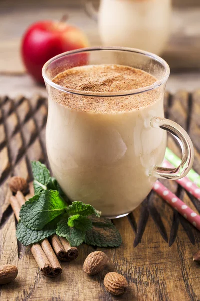 Elma muz tarçın Smoothie cam. Seçici odak.