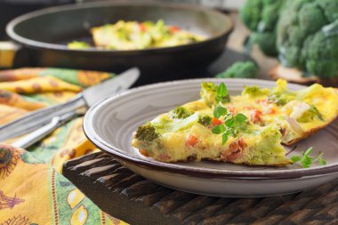 Finnis, brokoli, farel, patates ve soğan ile omlet. Rustik tarzı. Seçici odak.