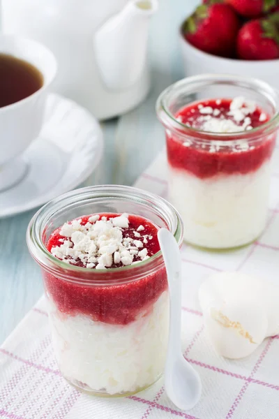 Strawberry rice pudding served in jar. Healthy breakfast. Selective focus. — Stock Photo, Image