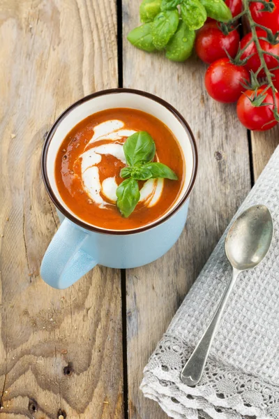 Zuppa di pomodoro in una tazza di ceramica sul vecchio sfondo di legno. Focus selettivo . — Foto Stock