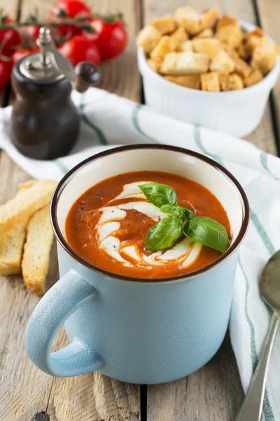 Zuppa di pomodoro in una tazza di ceramica sul vecchio sfondo di legno. Focus selettivo . — Foto Stock