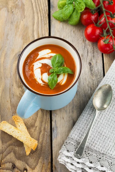 Soupe de tomates dans une tasse en céramique sur le vieux fond en bois. Concentration sélective . — Photo