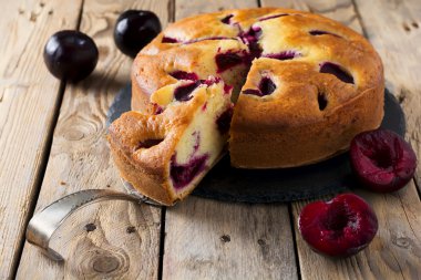 Kuru üzümlü kek eski ahşap masa. Rustik tarzı. Seçici odak.